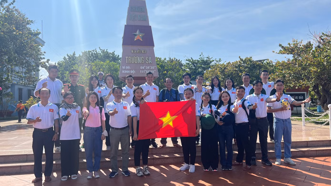 Chuyến đi "Sinh viên với biển, đảo Tổ quốc" tràn đầy ý nghĩa. Chuyến đi "Sinh viên với biển, đảo Tổ quốc" tràn đầy ý nghĩa.