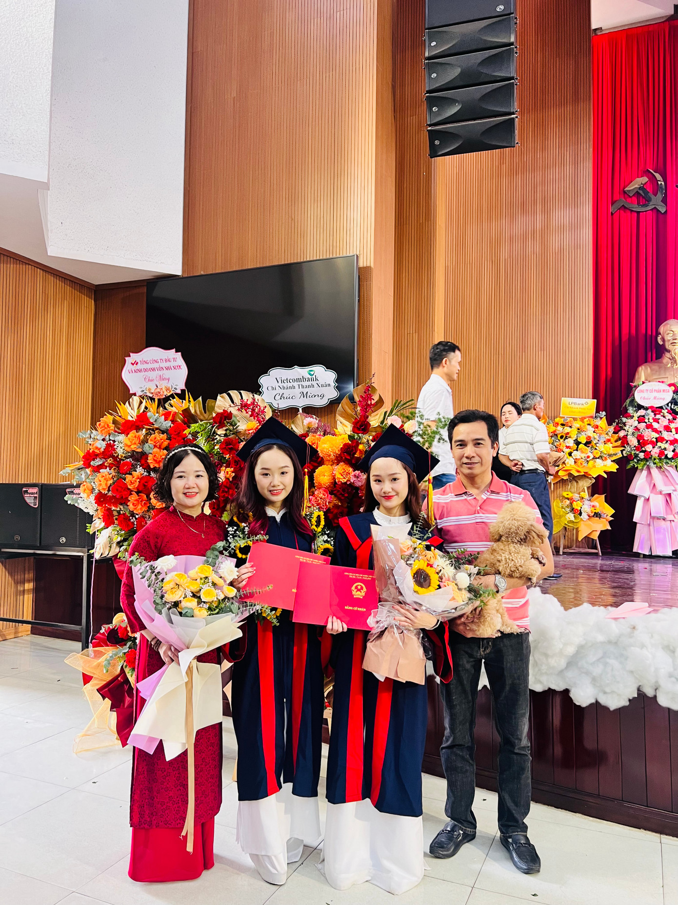 Ngọc Anh và Diệu Anh chụp ảnh lưu niệm cùng gia đình nhân dịp tốt nghiệp. Ngọc Anh và Diệu Anh chụp ảnh lưu niệm cùng gia đình nhân dịp tốt nghiệp.