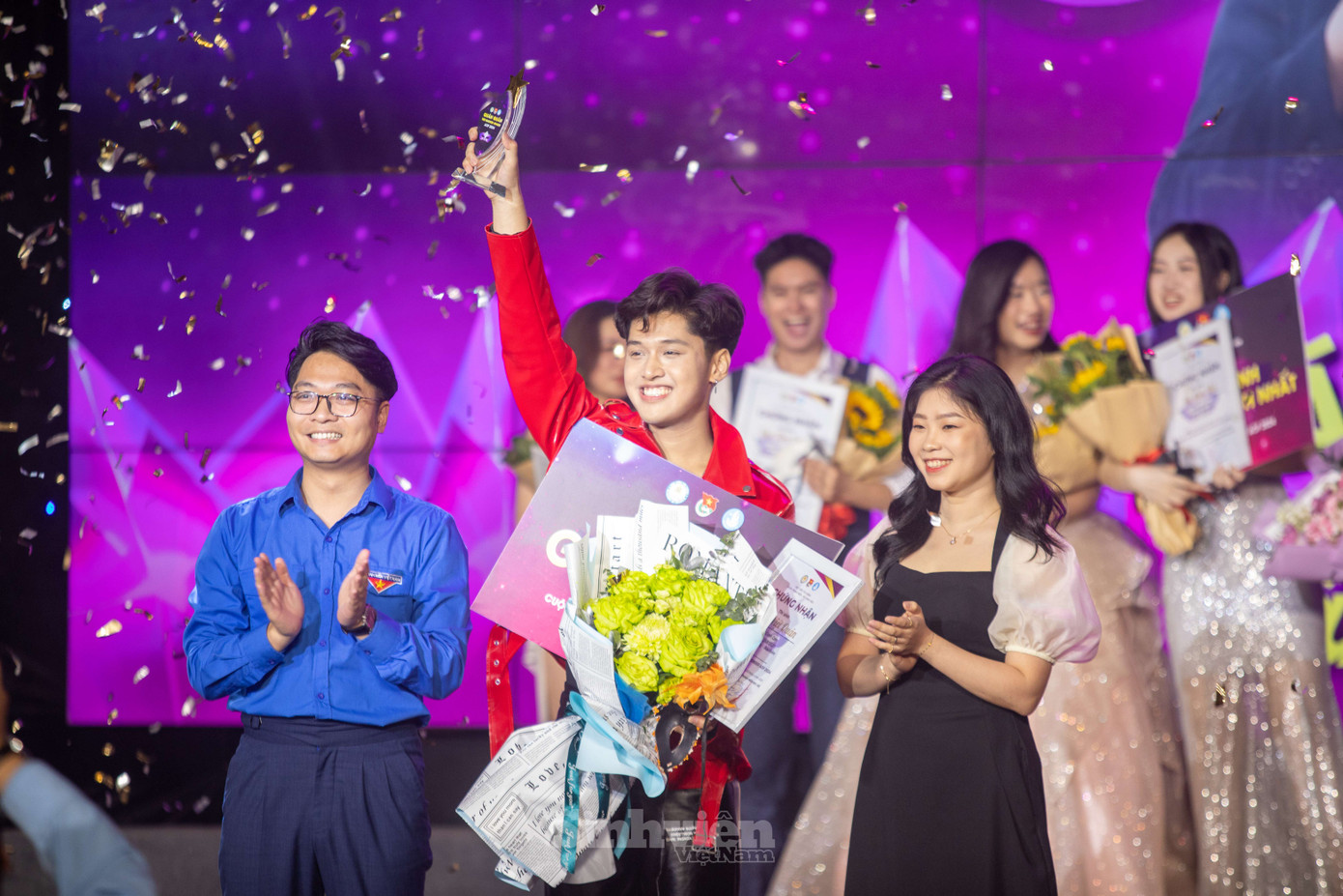 “Cánh cam” Mai Việt Quân rạng ngời nhận ngôi vị quán quân.