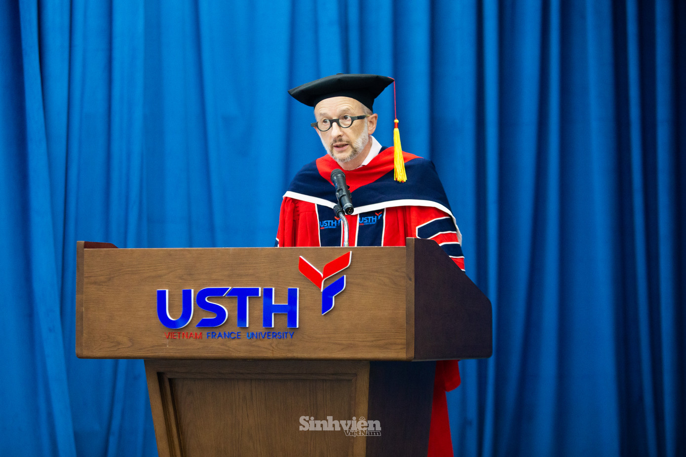 GS. Jean Marc Lavest, Hiệu trưởng chính Trường Đại học Khoa học và Công nghệ Hà Nội nhắn gửi tới các tân tiến sĩ, thạc sĩ và cử nhân: "Sau hôm nay, đa phần các em sẽ bước vào thị trường việc làm. Các em sẽ thấy rằng các kỹ năng của các em sẽ giúp các em hoàn toàn tìm được vị trí của mình trong đội nhóm và phát huy được hết tiềm năng của mình để lãnh đạo các dự án và phát triển doanh nghiệp. Các em cần tin rằng các em có vai trò rất quan trọng đối với sự phát triển của Việt Nam, đất nước đang phải đối mặt với ít nhất ba quá trình chuyển đổi lớn: Quá trình hiện đại hóa công nghiệp hóa đang diễn ra với Công nghiệp 4.0; Quá trình chuyển dịch kinh tế hướng tới trở thành một nước có thu nhập trung bình; quá trình chuyển đổi khí hậu và năng lượng sẽ thay đổi thứ tự của nhiều lĩnh vực tại Việt Nam. Thầy muốn nhấn mạnh rằng Việt Nam cần những người trẻ tham gia vào lĩnh vực khoa học và công nghệ ở tất cả các trình độ đào tạo, từ cử nhân, thạc sĩ và đặc biệt là tiến sĩ."