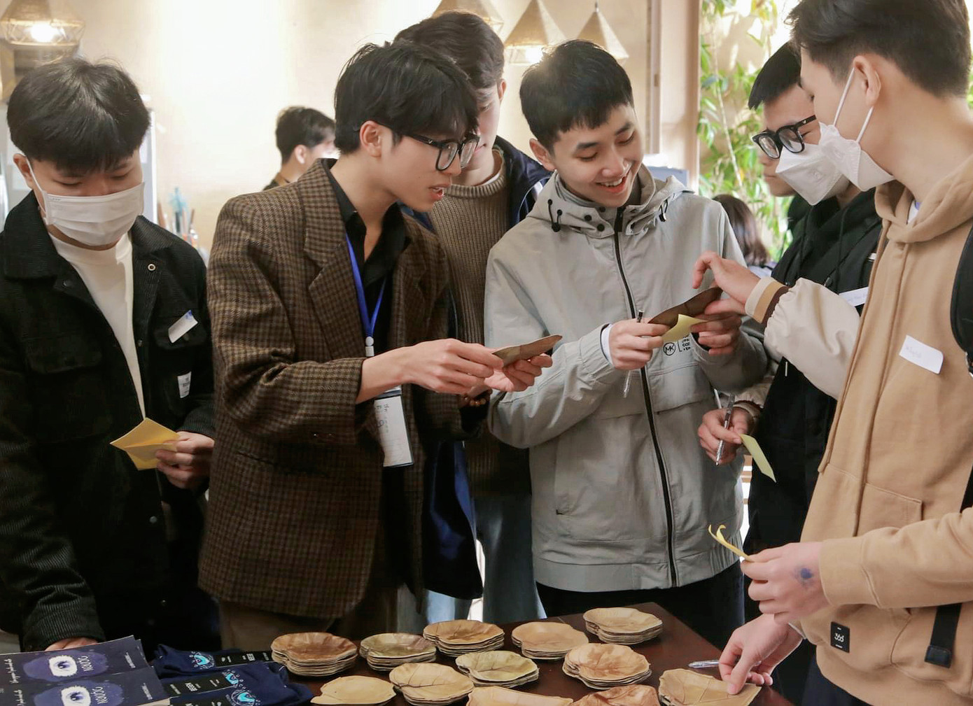 Tài Nam (thứ 2 từ trái sang) tham gia công tác tổ chức chuỗi sự kiện môi trường truyền cảm hứng “Nhà Không Nhựa”. Tài Nam (thứ 2 từ trái sang) tham gia công tác tổ chức chuỗi sự kiện môi trường truyền cảm hứng “Nhà Không Nhựa”.