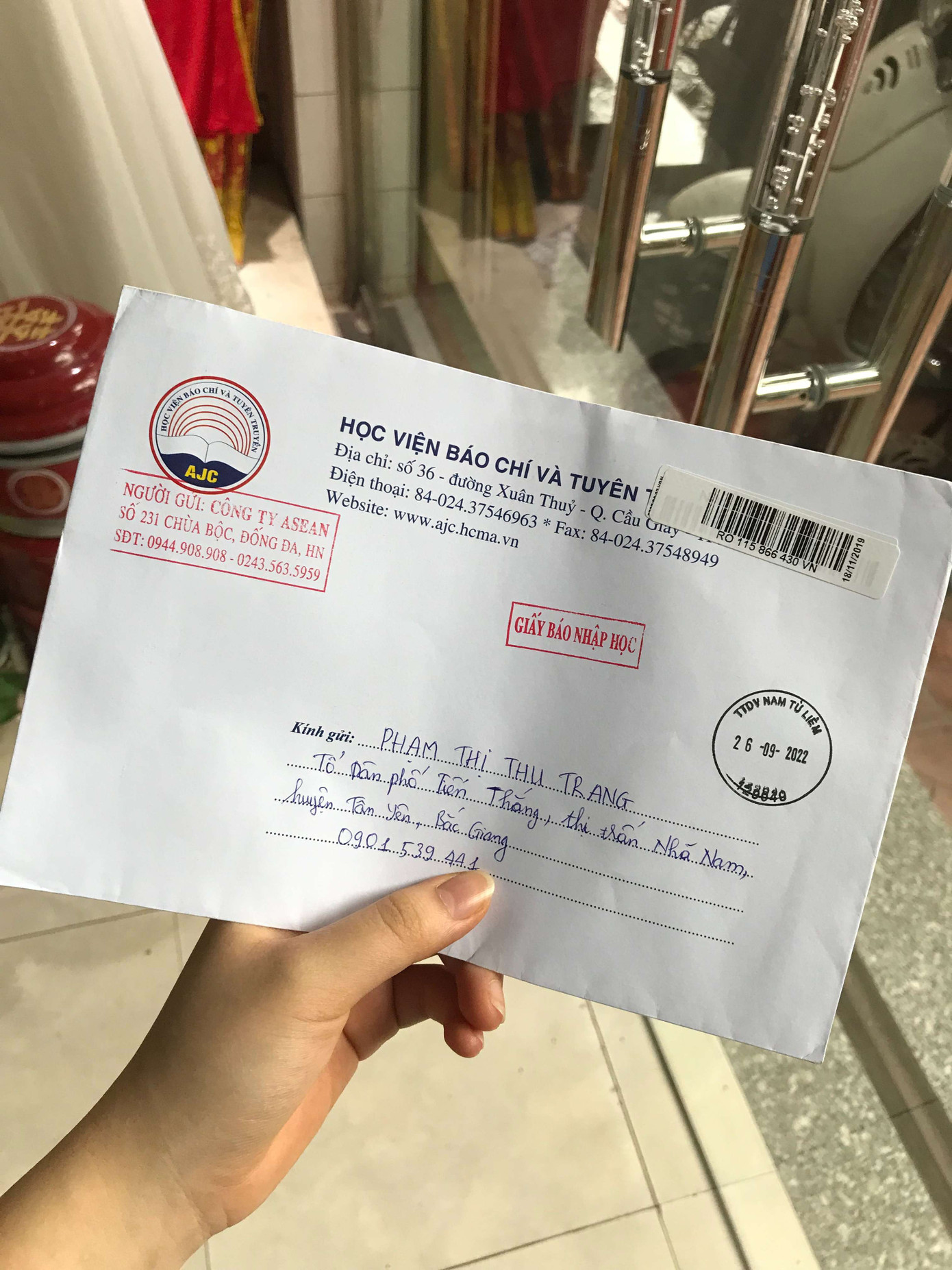 Cảm xúc vỡ oà trong hạnh phúc khi cầm trên tay giấy báo nhập học của Học viện Báo chí và Tuyên truyền. Cảm xúc vỡ oà trong hạnh phúc khi cầm trên tay giấy báo nhập học của Học viện Báo chí và Tuyên truyền.