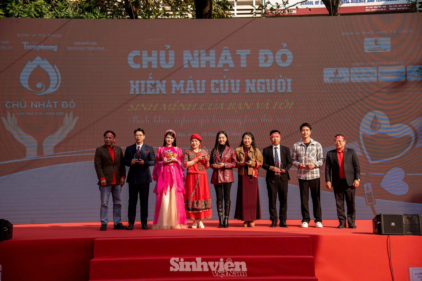 Diễn viên Phùng Đức Hiếu nhận kỷ niệm chương “Chủ Nhật Đỏ” lần thứ 17.