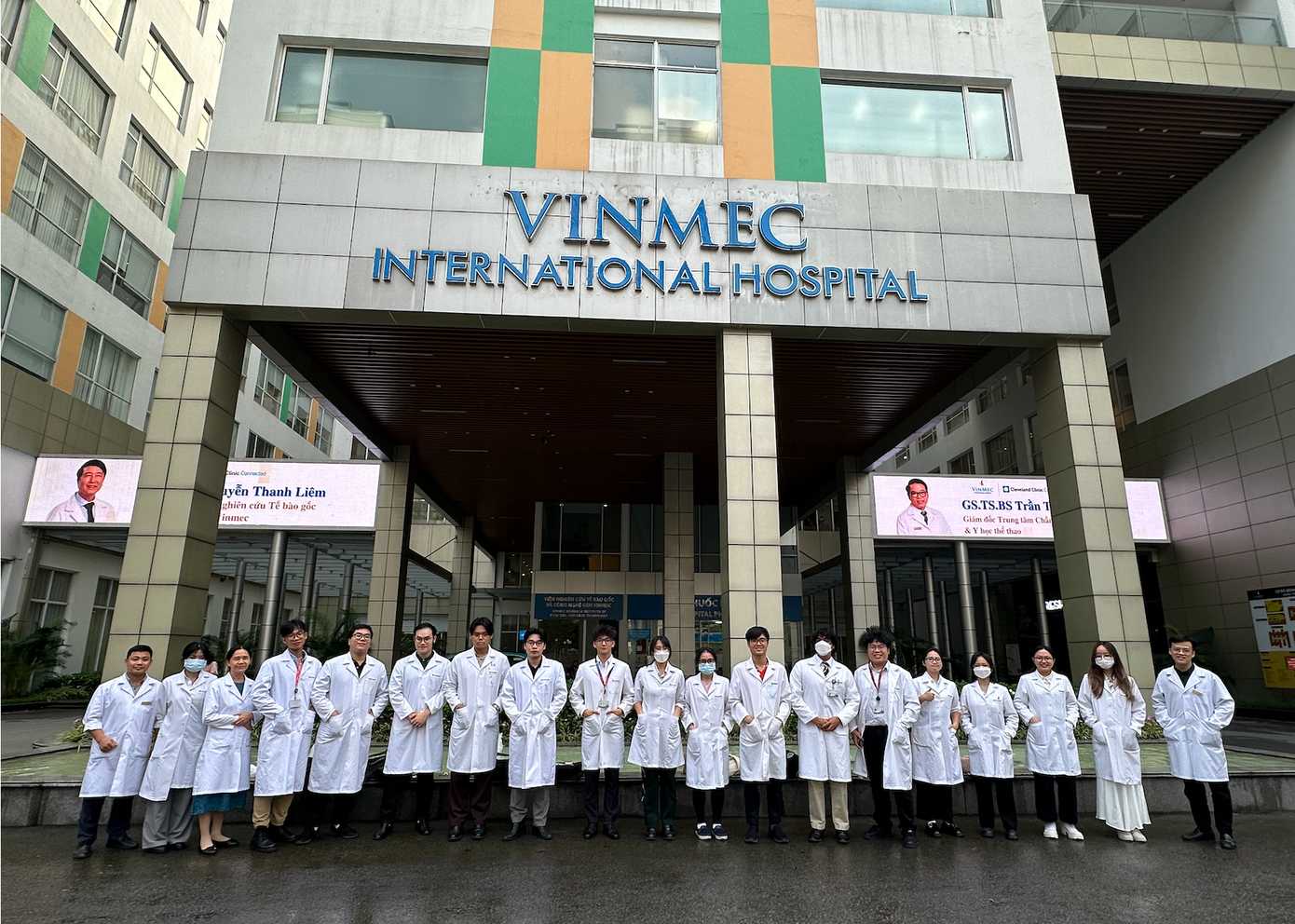 Jayden cùng các bạn khoá Y 2 Trường Đại Học VinUni đi quan sát tại bệnh viện VinMec Timescity Hà Nội. Jayden cùng các bạn khoá Y 2 Trường Đại Học VinUni đi quan sát tại bệnh viện VinMec Timescity Hà Nội.