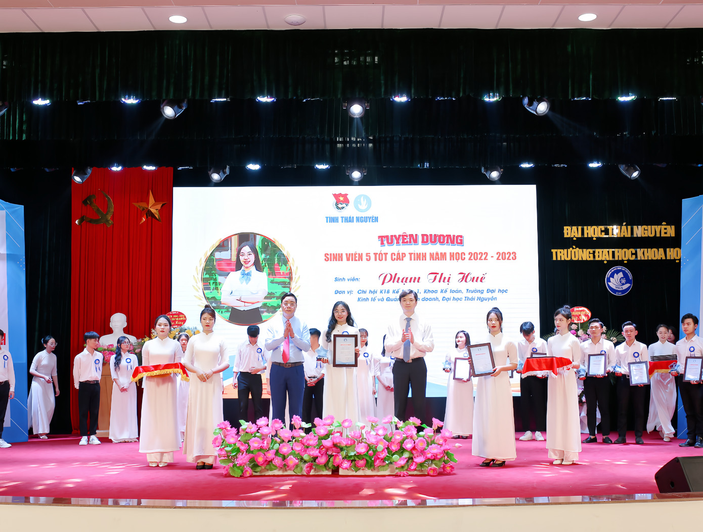 Huế vinh dự khi đạt danh hiệu Sinh viên 5 tốt cấp tỉnh năm học 2022 - 2023.