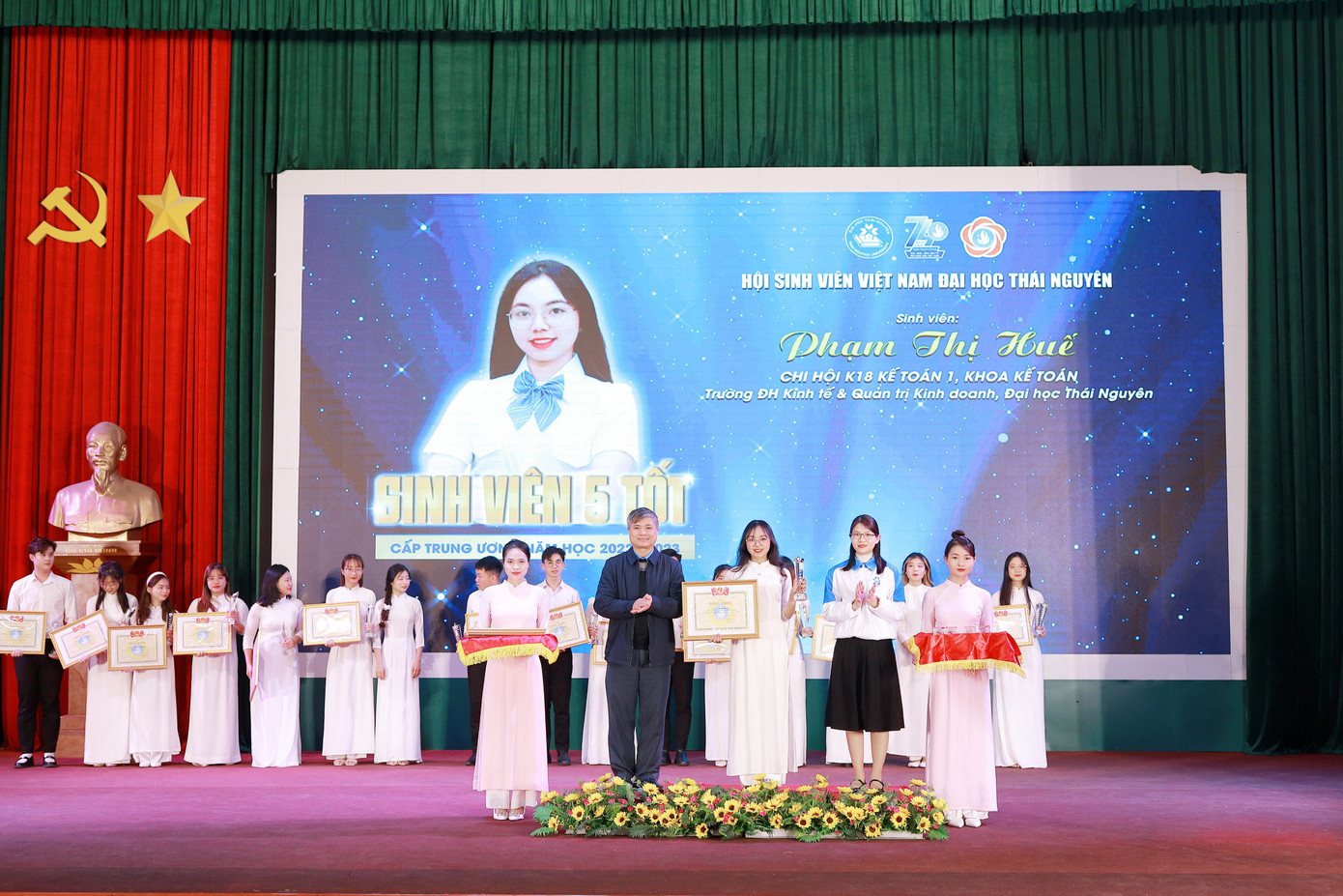 Huế vinh dự khi đạt danh hiệu Sinh viên 5 tốt cấp Trung ương 2023.