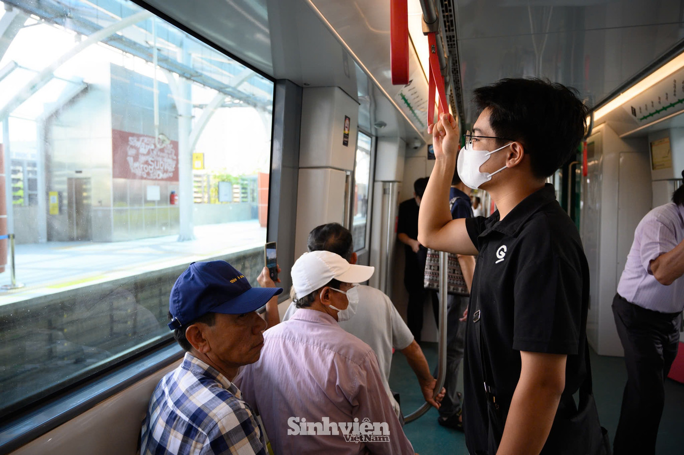 Bạn Nguyễn Đức - sinh viên Trường Đại học Công nghiệp chia sẻ: &quot;Mình thấy giá vé khá rẻ, phù hợp với sinh viên, tàu đi nhanh, có điều hoà thoáng mát, rất phù hợp cho chúng mình đi học, đi làm.&quot;