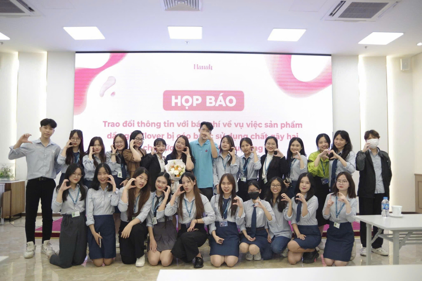 Thanh Trúc cùng giảng viên và nhóm nội dung chụp hình sau buổi họp báo.