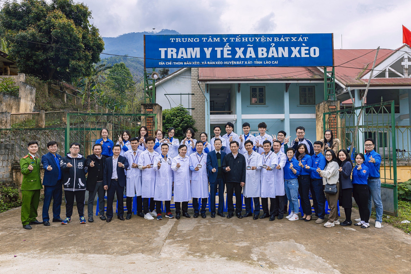 Tham gia chương trình khám chữa bệnh tình nguyện cho bà con vùng núi tại huyện Bát Xát, tỉnh Lào Cai.