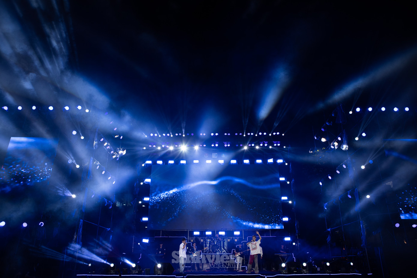 Hiệu ứng âm thanh, ánh sáng khiến khán giả đã tai, đã mắt.