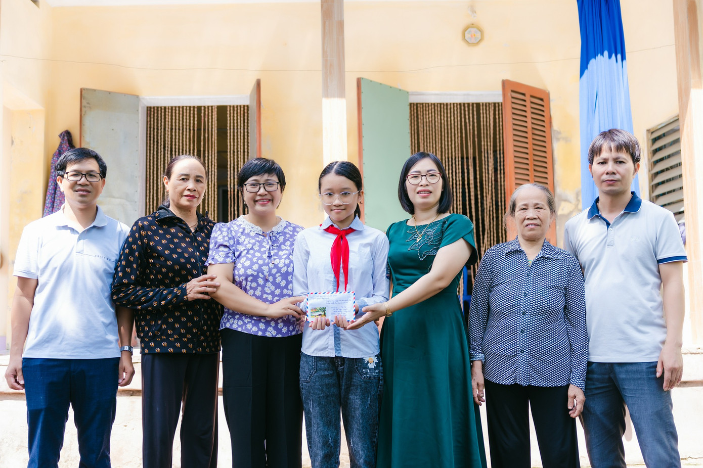 Cô Thúy trao quà cho học trò tại huyện Hưng Hà, Thái Bình.