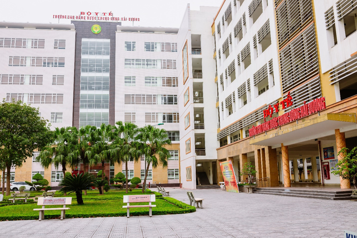 Một góc trường Dược ngày vắng sinh viên.