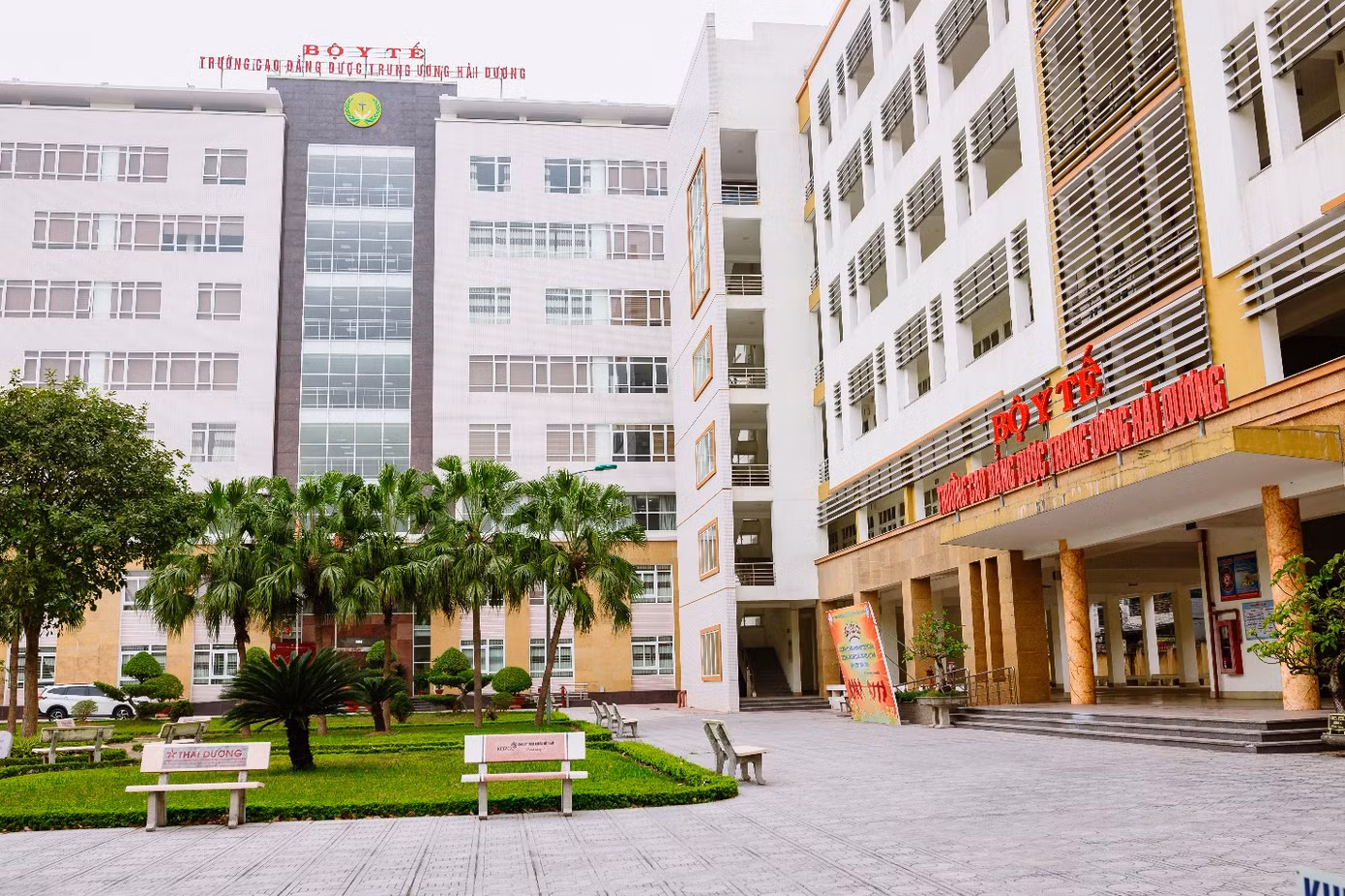 Một góc trường Dược ngày vắng sinh viên. Một góc trường Dược ngày vắng sinh viên.