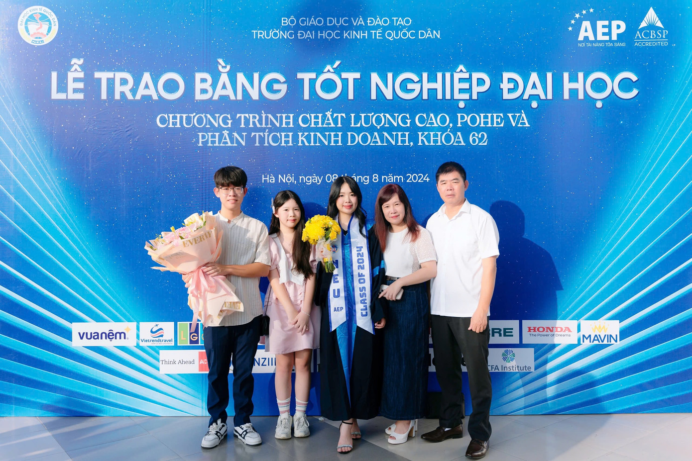 Yến Nhi chụp ảnh cùng gia đình tại lễ tốt nghiệp.