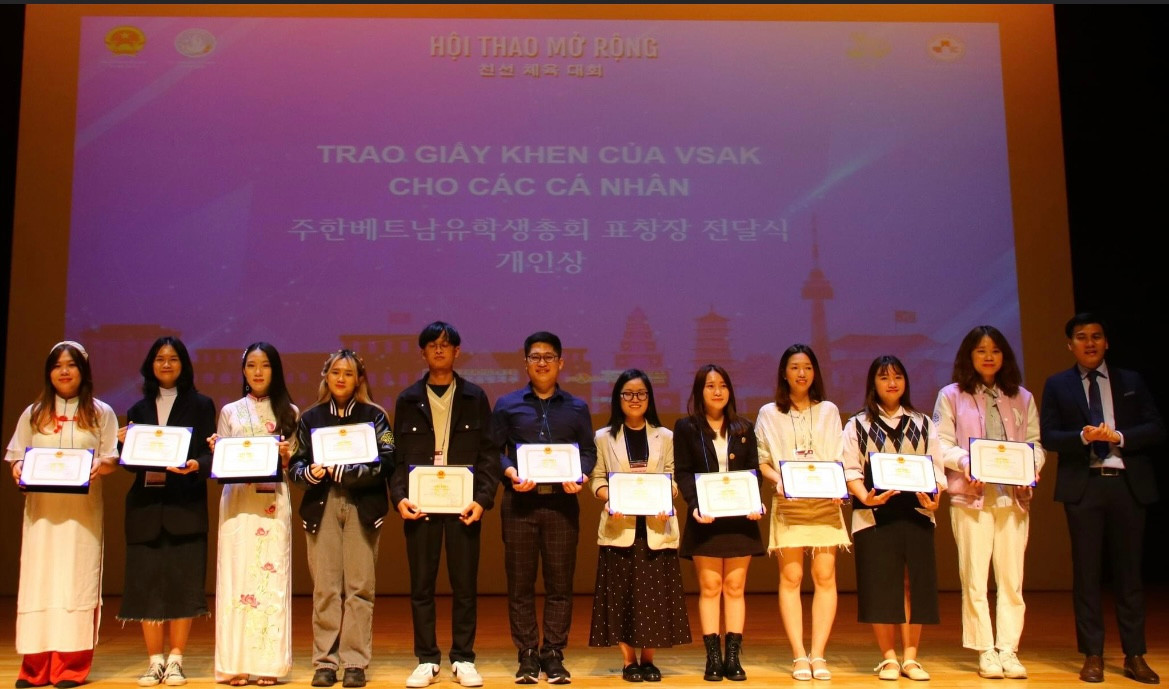 Hải My cùng các bạn sinh viên nhận Khen thưởng của Hội Sinh viên Việt Nam tại Hàn Quốc.