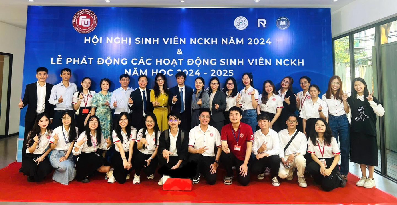 Tâm Trường cùng các bạn sinh viên nhận giải thưởng nghiên cứu khoa học. Tâm Trường cùng các bạn sinh viên nhận giải thưởng nghiên cứu khoa học.