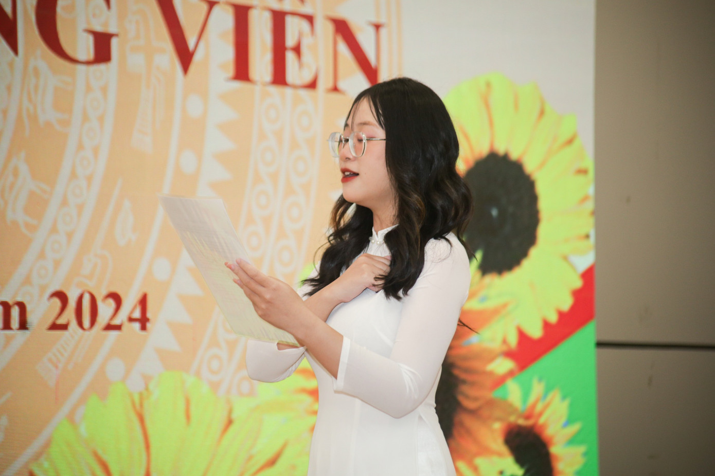 Đọc lời tuyên thệ của Đảng viên mới. Đọc lời tuyên thệ của Đảng viên mới.