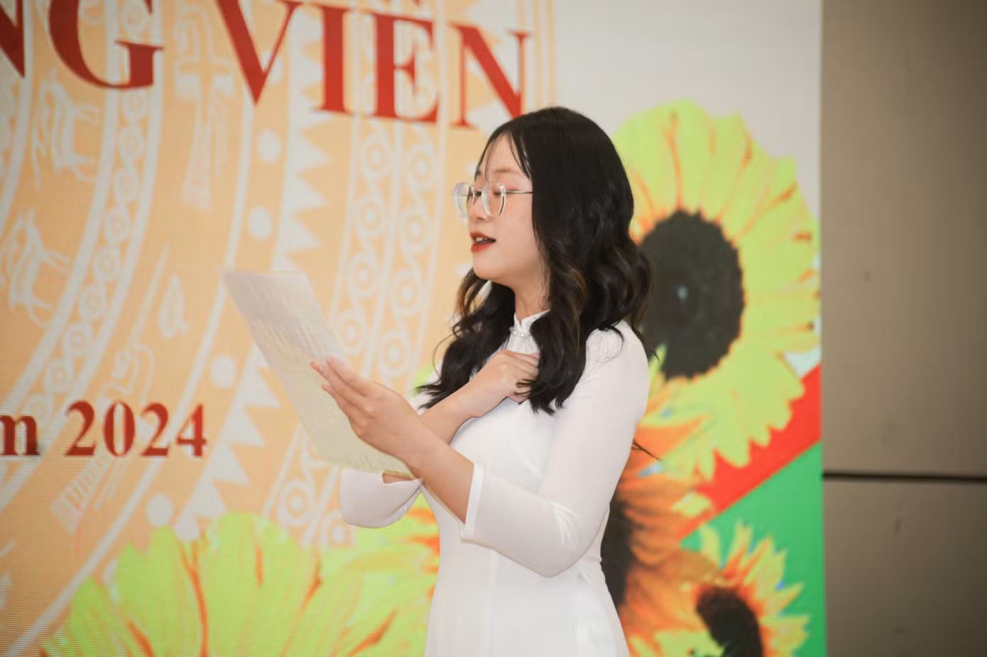 Đọc lời tuyên thệ của Đảng viên mới.