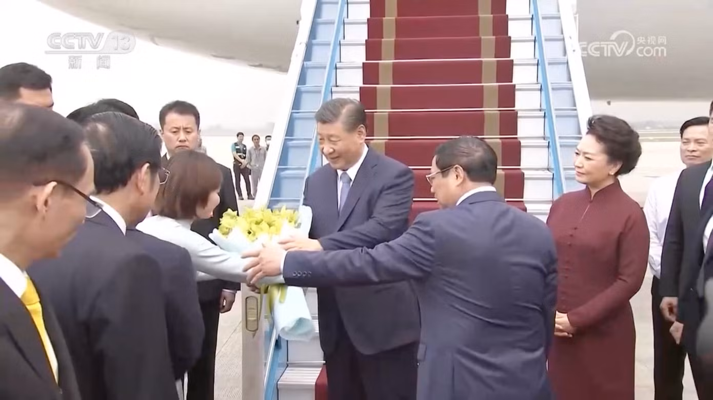 Đỗ Ái Lâm đại diện thanh niên Việt Nam tặng hoa cho ông Tập Cận Bình.