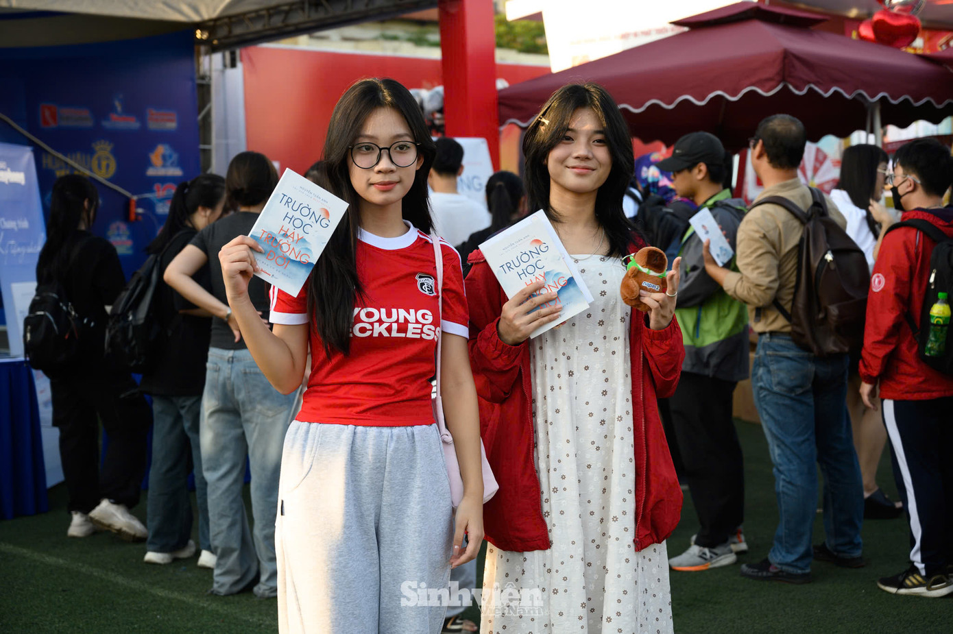 Các bạn trẻ check-in cùng Trường học hay Trường đời.