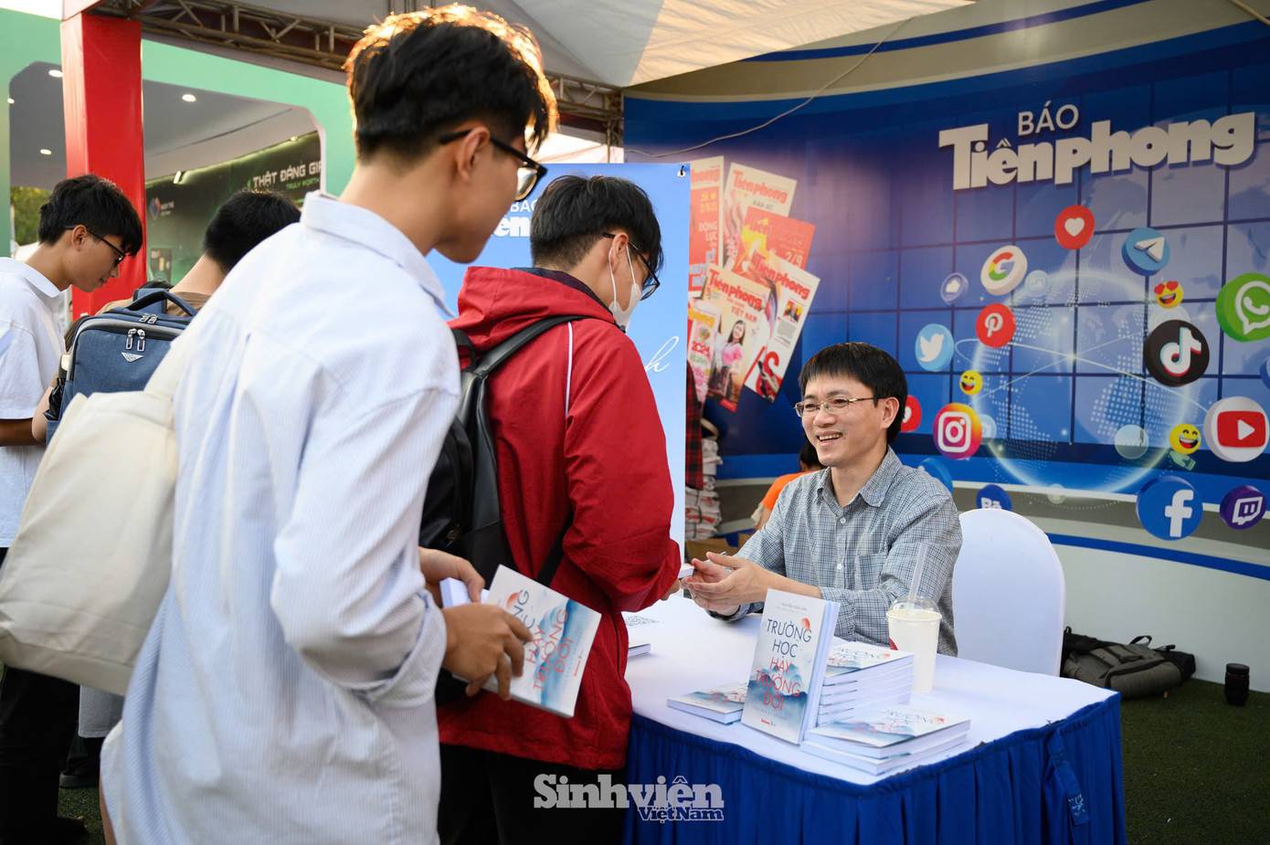 Sau hơn 2 tiếng, nhà báo Nguyễn Tuấn Anh mới nghỉ tay vì... sách đã hết.