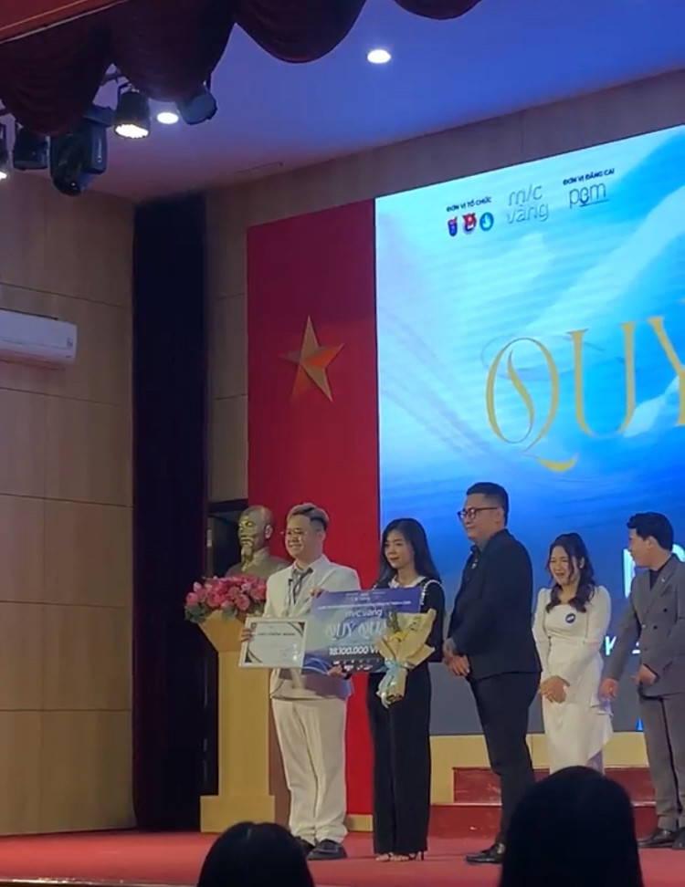 Hương Giang nhận giải Quý quân Mic vàng. Hương Giang nhận giải Quý quân Mic vàng.