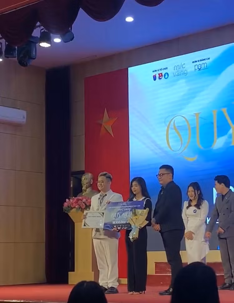 Hương Giang nhận giải Quý quân Mic vàng.