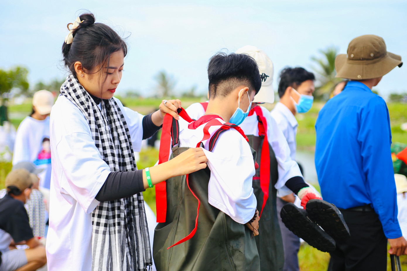 Nữ sinh luôn nỗ lực đóng góp sức trẻ cho các hoạt động tình nguyện. Nữ sinh luôn nỗ lực đóng góp sức trẻ cho các hoạt động tình nguyện.