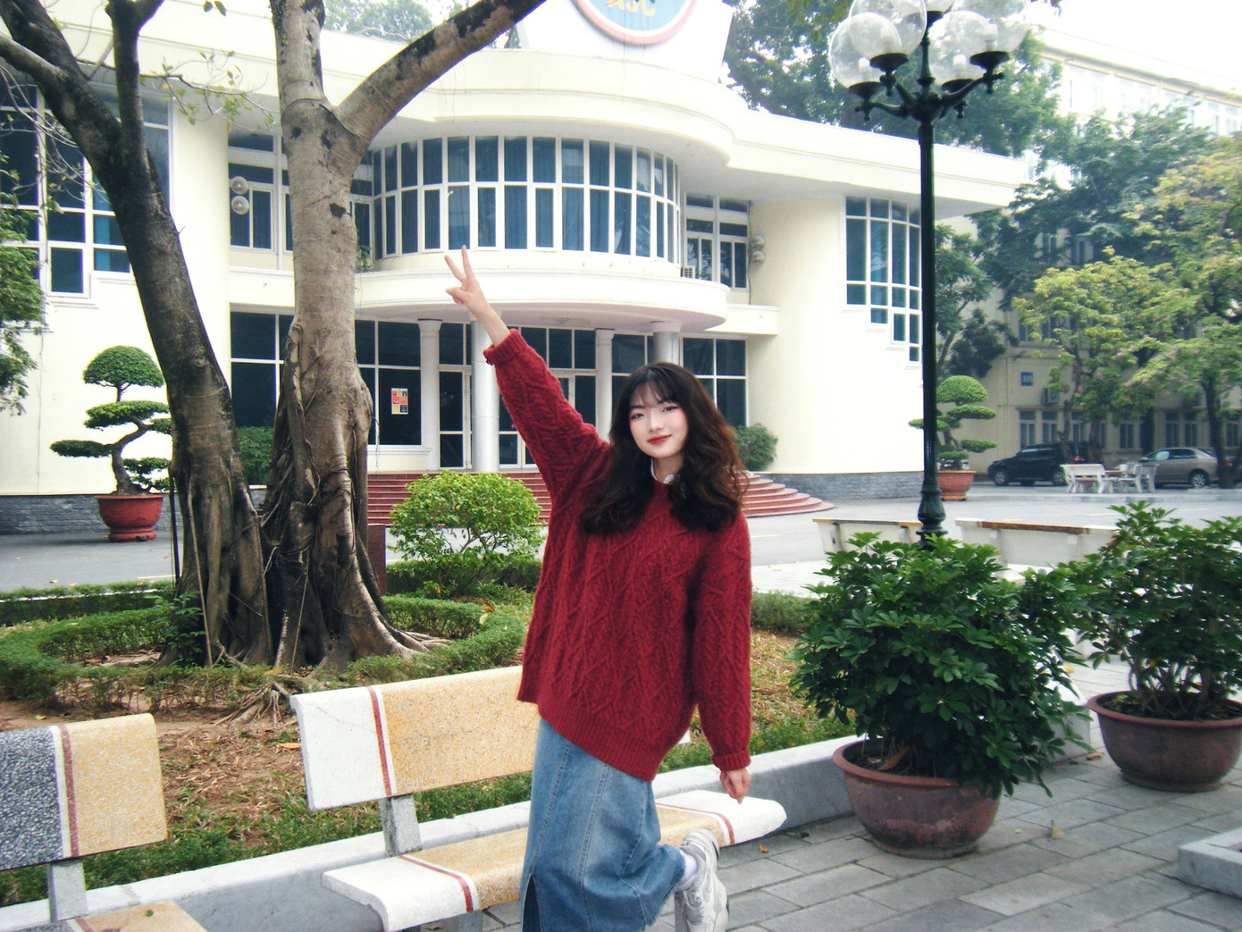 Phương Nhi, sinh năm 2002, sinh ra và lớn lên tại thành phố Yên Bái.