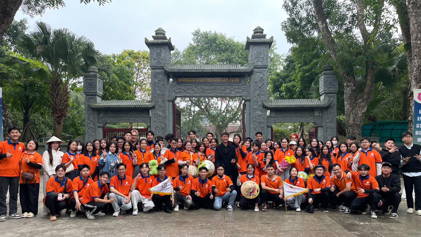 Ngày cuối cùng, 21/12, hành trình khám phá của các sinh viên K15 Khoa Du lịch Trường Đại học Đại Nam khép lại với điểm đến Làng Sen và Làng Hoàng Trù - quê hương Chủ tịch Hồ Chí Minh. Những câu chuyện về cuộc đời và sự nghiệp của Bác đã khơi dậy trong các bạn sinh viên lòng kính yêu và niềm tự hào dân tộc. Đây cũng là cơ hội để mỗi người học hỏi bài học về sự giản dị và ý chí vượt khó, noi gương Bác Hồ vĩ đại.