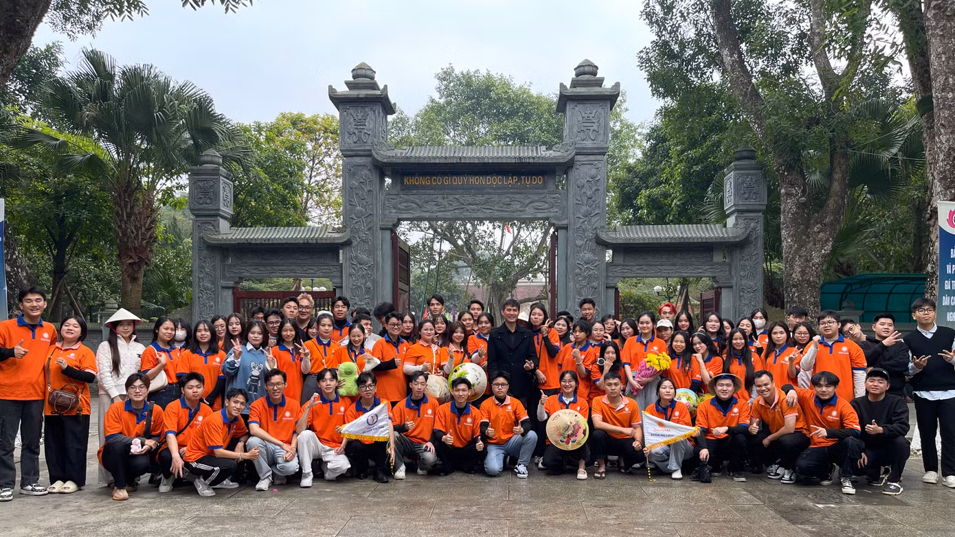 Ngày cuối cùng, 21/12, hành trình khám phá của các sinh viên K15 Khoa Du lịch Trường Đại học Đại Nam khép lại với điểm đến Làng Sen và Làng Hoàng Trù - quê hương Chủ tịch Hồ Chí Minh. Những câu chuyện về cuộc đời và sự nghiệp của Bác đã khơi dậy trong các bạn sinh viên lòng kính yêu và niềm tự hào dân tộc. Đây cũng là cơ hội để mỗi người học hỏi bài học về sự giản dị và ý chí vượt khó, noi gương Bác Hồ vĩ đại.