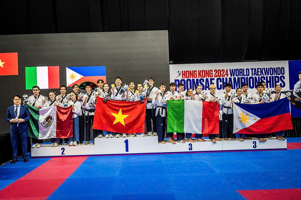 Các vận động viên Taekwondo Việt Nam đứng trên bục cao nhất của giải đấu để nhận Huy chương vàng. Các vận động viên Taekwondo Việt Nam đứng trên bục cao nhất của giải đấu để nhận Huy chương vàng.