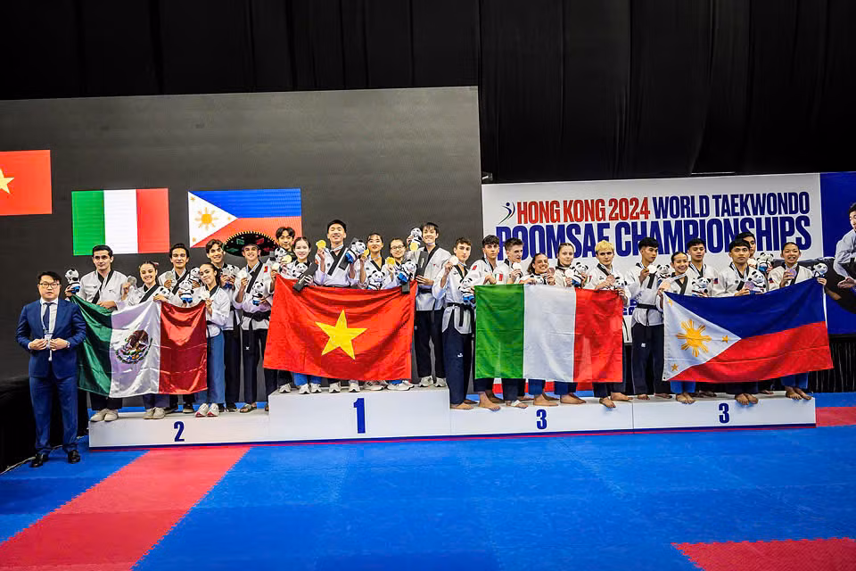 Các vận động viên Taekwondo Việt Nam đứng trên bục cao nhất của giải đấu để nhận Huy chương vàng.