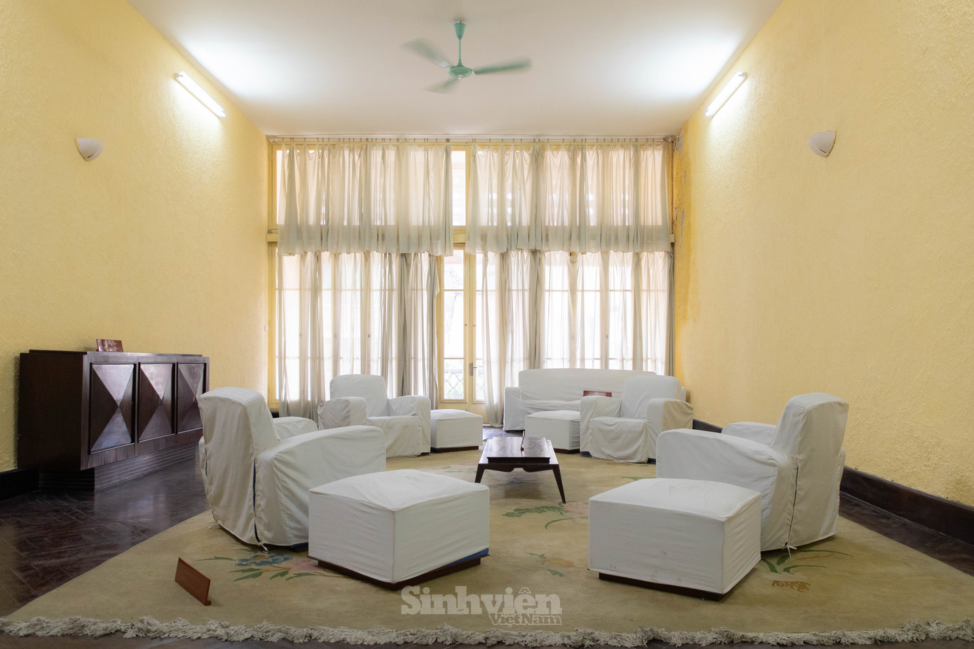 Tầng hai, phòng ngoài cùng hướng ra phố Hàng Ngang là phòng khách, được dùng làm nơi tiếp khách của Chủ tịch Hồ Chí Minh và Thường vụ Trung ương Đảng. Giữa phòng là 4 ghế sofa đơn đặt đối diện nhau, cạnh cửa sổ là ghế dài nơi các đồng chí cảnh vệ của chủ tịch Hồ Chí Minh thường ngồi.