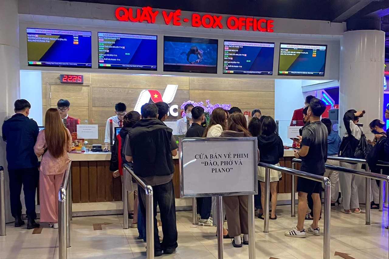 Tối muộn ngày 22/2, vẫn còn nhiều người xếp hàng chờ đến lượt mua vé xem phim Đào, phở và piano.
