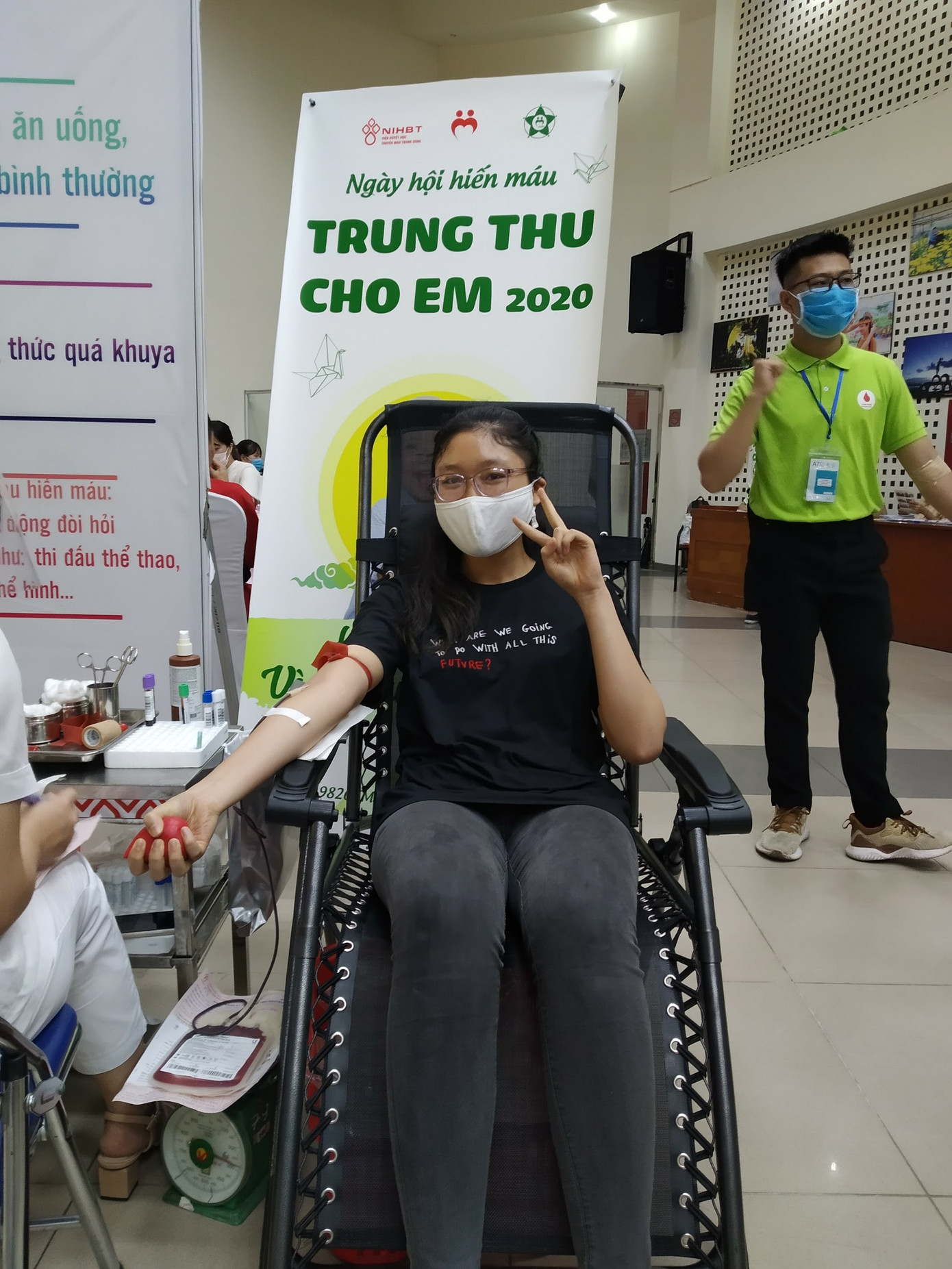 Nữ sinh viên tham gia hiến máu tình nguyện.