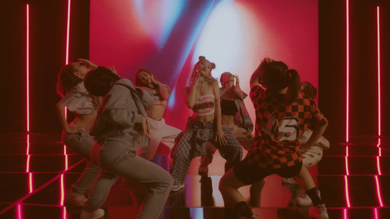 Anh Mỹ là biên đạo và cũng là vũ công nhảy chính trong MV Gái độc thân của Tlinh. Anh Mỹ là biên đạo và cũng là vũ công nhảy chính trong MV Gái độc thân của Tlinh.