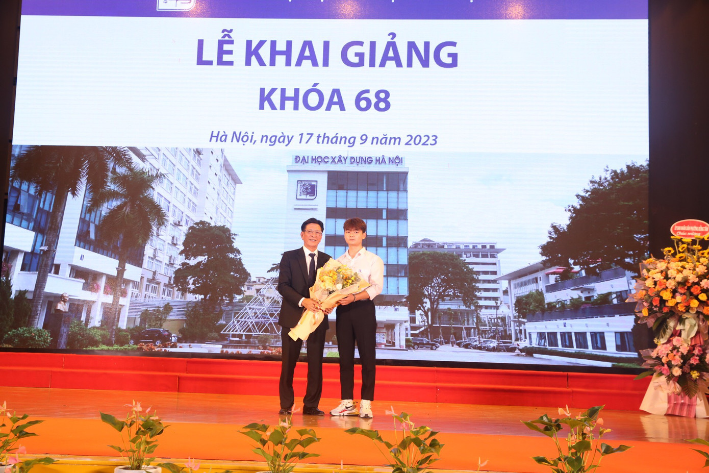 Thái Hòa chụp ảnh cùng PGS.TS Phạm Duy Hòa - Nguyên Hiệu trưởng Trường Đại học Xây dựng Hà Nội. Thái Hòa chụp ảnh cùng PGS.TS Phạm Duy Hòa - Nguyên Hiệu trưởng Trường Đại học Xây dựng Hà Nội.