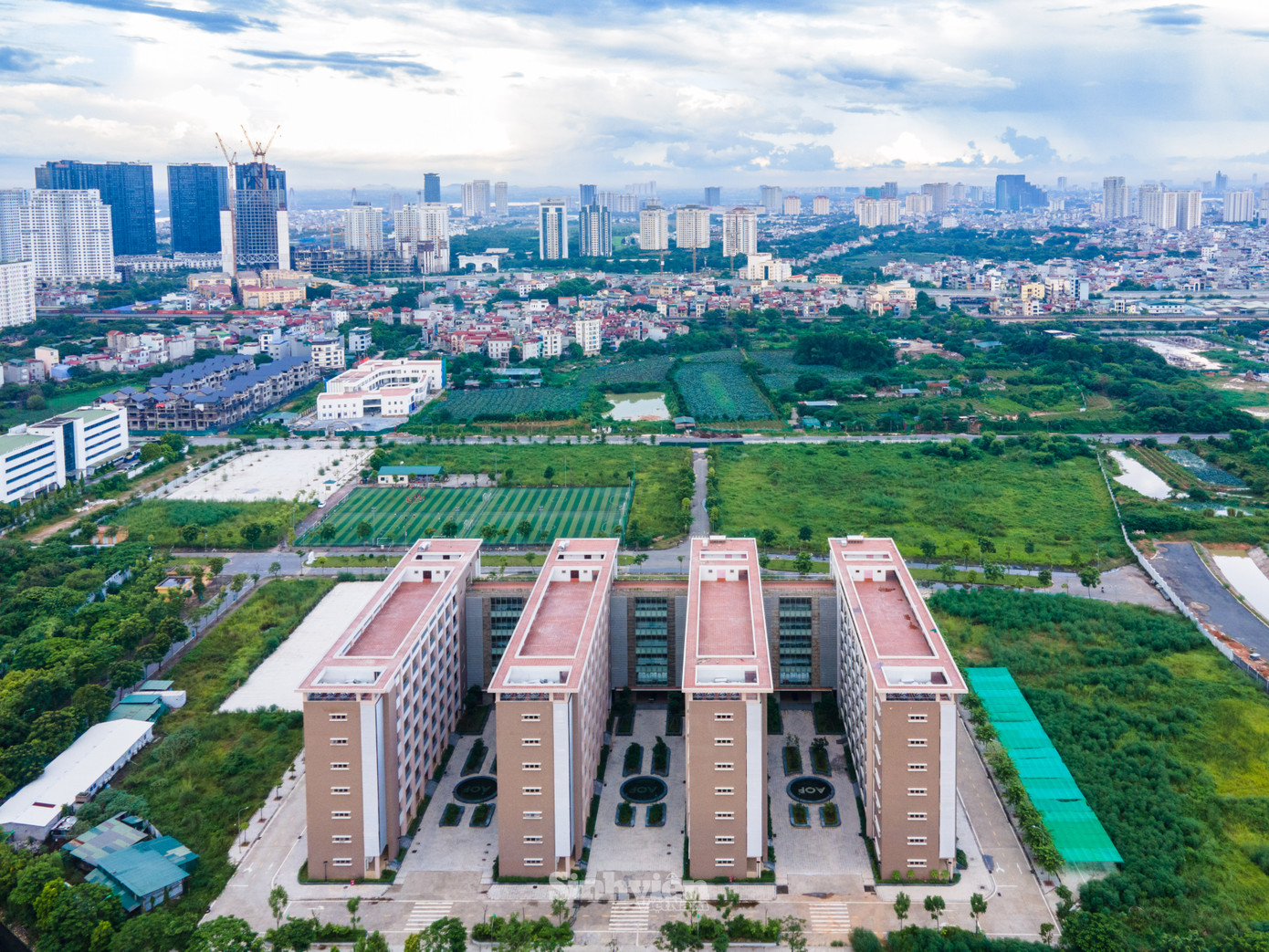 Khối giảng đường của Học viện Tài chính gồm 4 tòa (A-B-C-D) với quy mô tổng diện tích sàn xây dựng trên 40.000 m2. Khối giảng đường của Học viện Tài chính gồm 4 tòa (A-B-C-D) với quy mô tổng diện tích sàn xây dựng trên 40.000 m2.