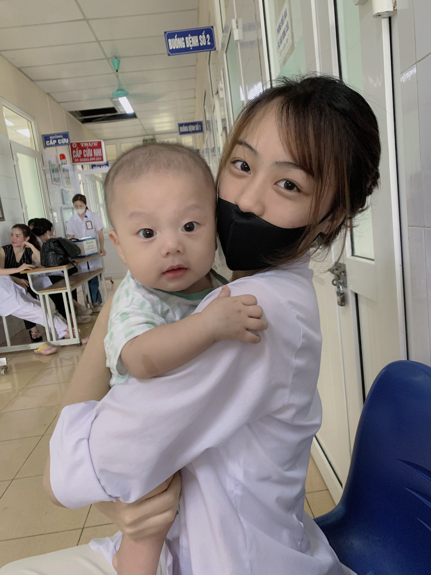 Ngọc Trâm thực hành tại bệnh viện. Ngọc Trâm thực hành tại bệnh viện.