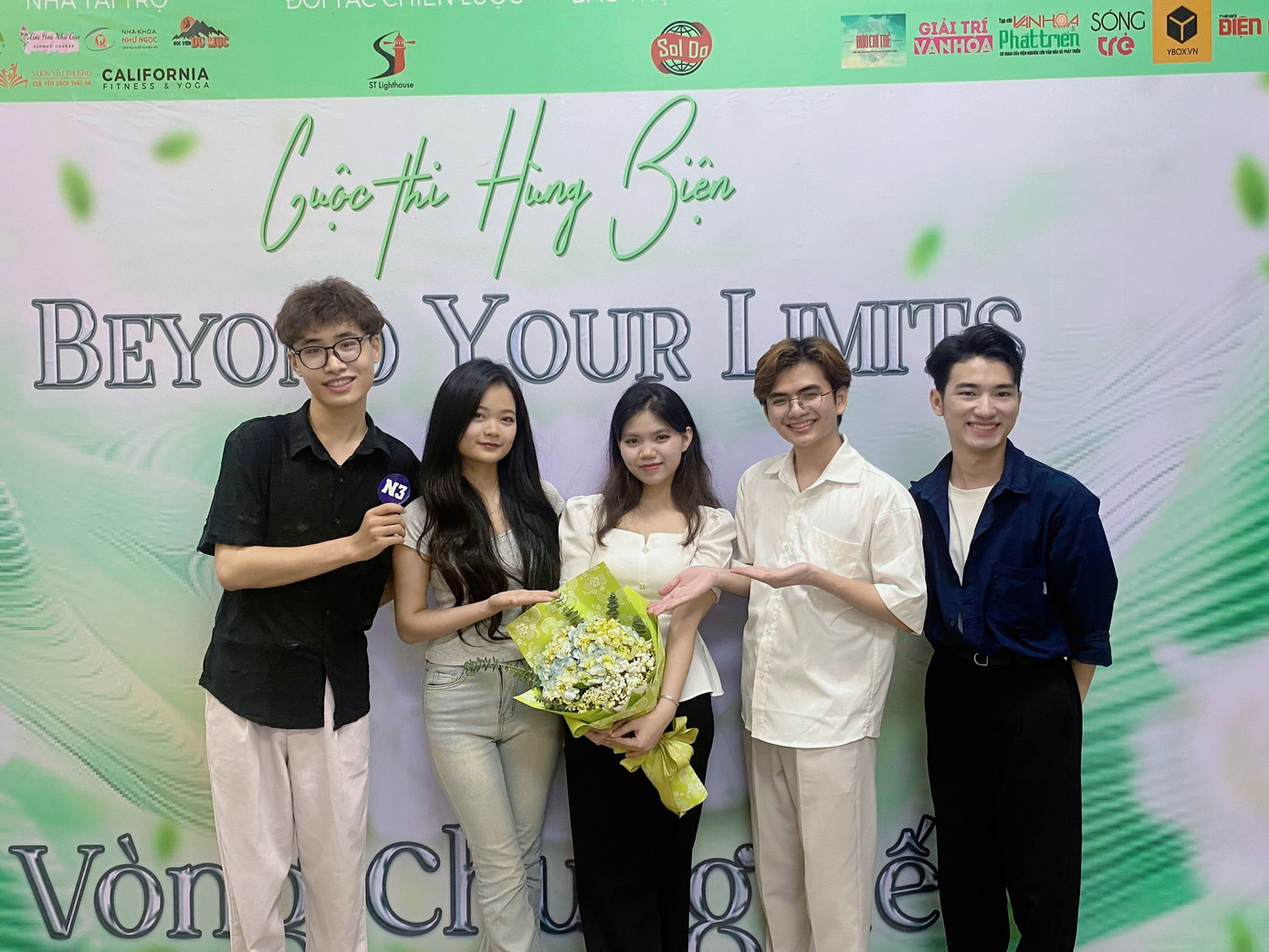 Nguyễn Thị Kiều (đứng ở giữa) năng nổ tham gia các cuộc thi.