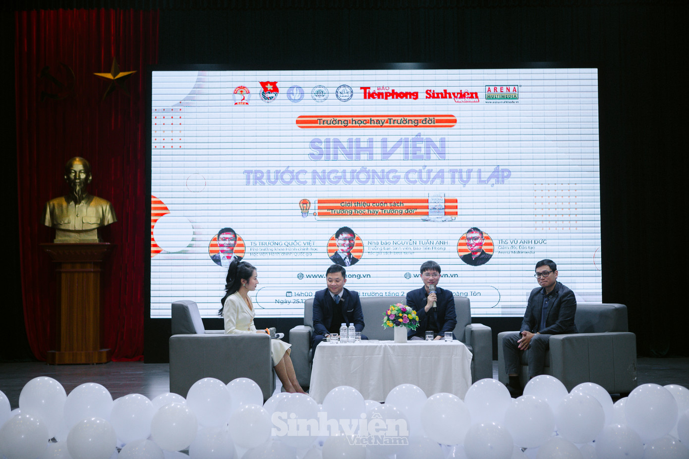 MC Trịnh Vân Anh cùng 3 diễn giả của chương trình: Nhà báo Nguyễn Tuấn Anh, TS Trương Quốc Việt, ThS Vũ Anh Đức. Á quân Cuộc thi Cầu vồng gây ấn tượng với phong cách dẫn tự tin và 'sâu sắc'.