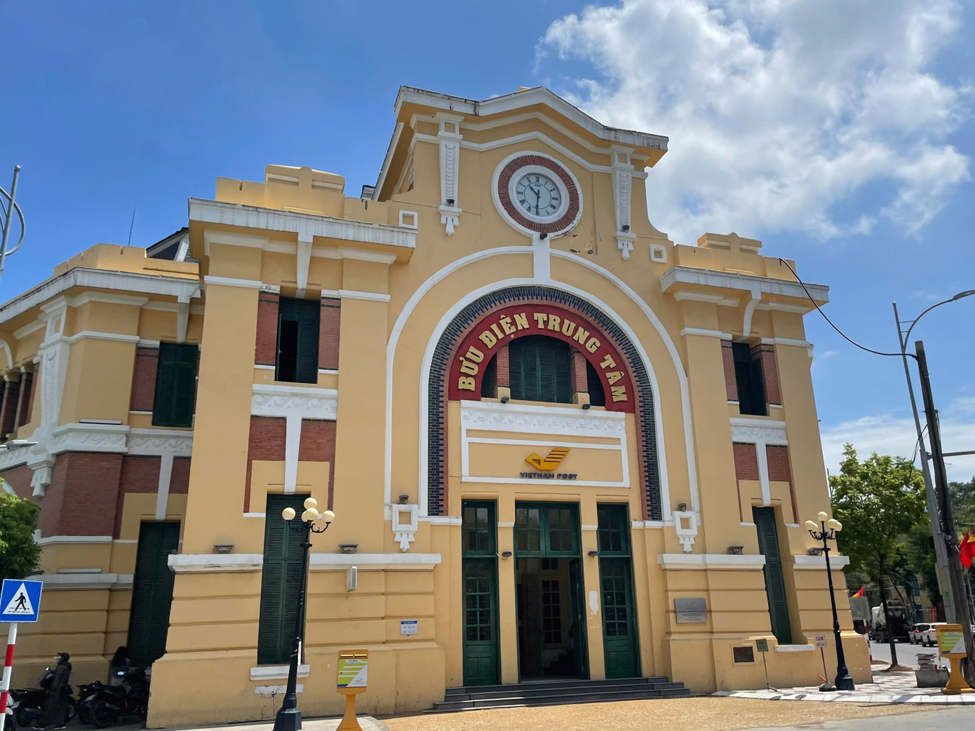 Những lượt check-in, tham quan chứng minh sức hút của vẻ đẹp cổ điển hơn 100 năm tuổi. (Ảnh: Minh Ngọc) Những lượt check-in, tham quan chứng minh sức hút của vẻ đẹp cổ điển hơn 100 năm tuổi. (Ảnh: Minh Ngọc)