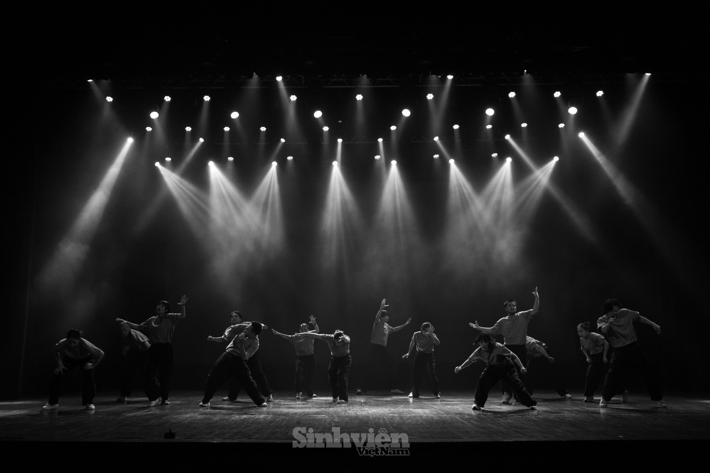 Sud Crew mang lại cho khán giả màn trình diễn sâu lắng, giàu cảm xúc về tình yêu, Sud Crew đã gửi gắm thông điệp đẹp đẽ ấy qua một cái nhìn đầy sáng tạo và khác biệt.