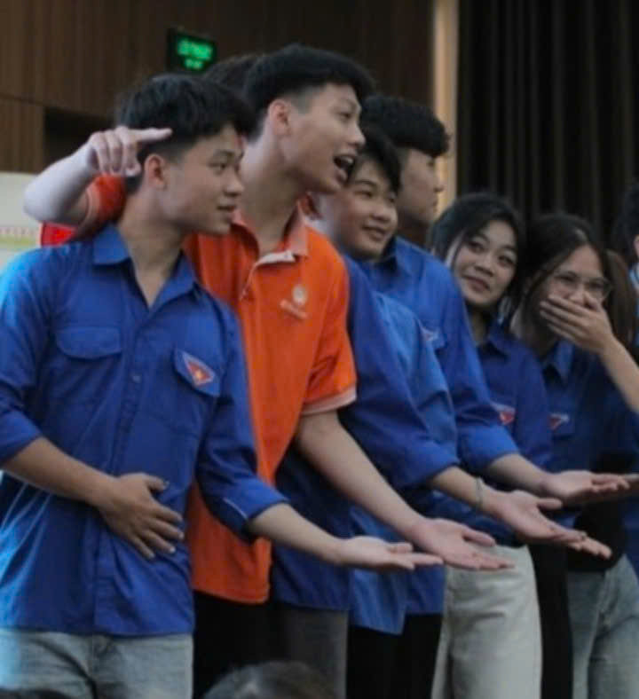 Cường tích cực tham gia các câu lạc bộ và hoạt động ngoại khóa. Cường tích cực tham gia các câu lạc bộ và hoạt động ngoại khóa.