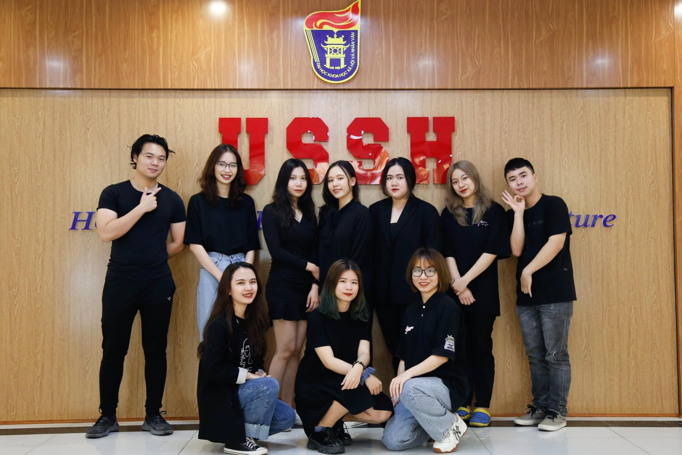 Thu Oanh (chính giữa hàng đầu) và những thành viên nòng cốt đầu tiên của CLB học thuật Loa Quốc tế do cô đồng sáng lập.