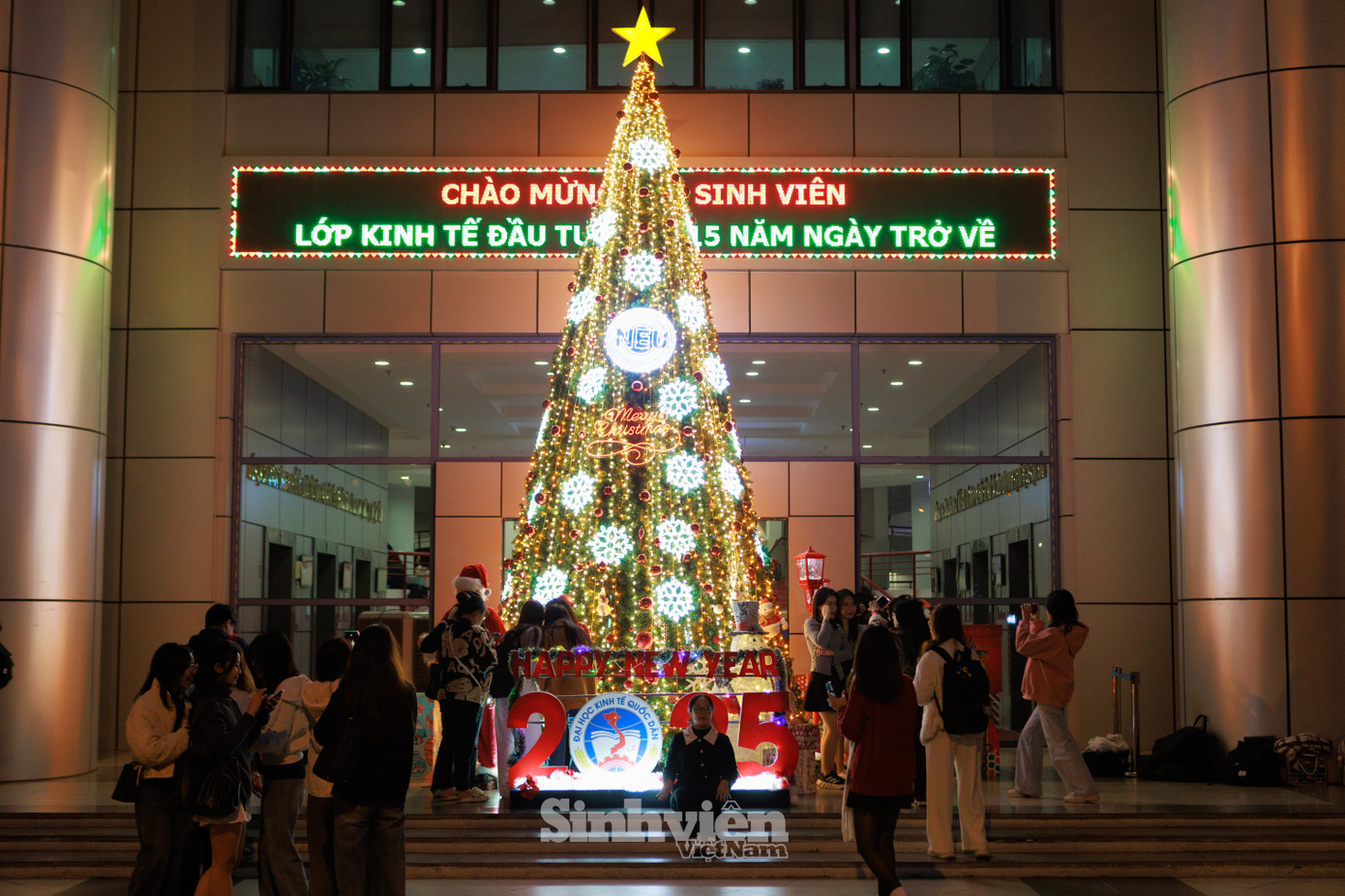 Rất đông sinh viên tụ tập, check - in tại góc trang trí Noel của Trường Đại học Kinh tế Quốc dân.
