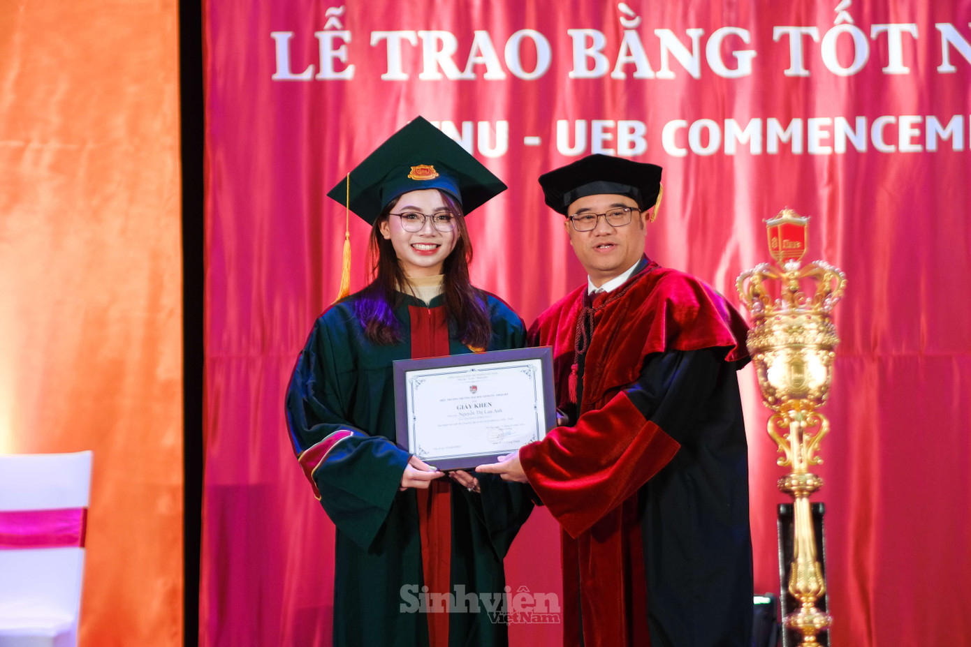PGS. TS Nguyễn Trúc Lê – Bí thư Đảng uỷ - Chủ tịch Hội đồng Trường trao giấy khen Tốt nghiệp xuất sắc toàn khoá cho tân cử nhân Nguyễn Thị Lan Anh. PGS. TS Nguyễn Trúc Lê – Bí thư Đảng uỷ - Chủ tịch Hội đồng Trường trao giấy khen Tốt nghiệp xuất sắc toàn khoá cho tân cử nhân Nguyễn Thị Lan Anh.