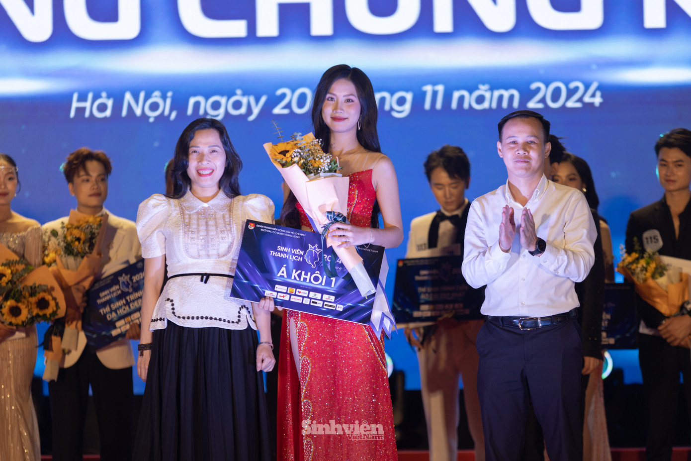 Anh Đỗ Công Tuân - Uỷ viên BCH Trung ương Đoàn, Phó Trưởng Ban Tuyên giáo Trung ương Đoàn và bà Hồ Thị Hải Linh (Ngân hàng Agribank) trao giải cho tân Á khôi 1 Nguyễn Thị Thu Hằng đến từ Đại học Kinh tế Quốc dân.