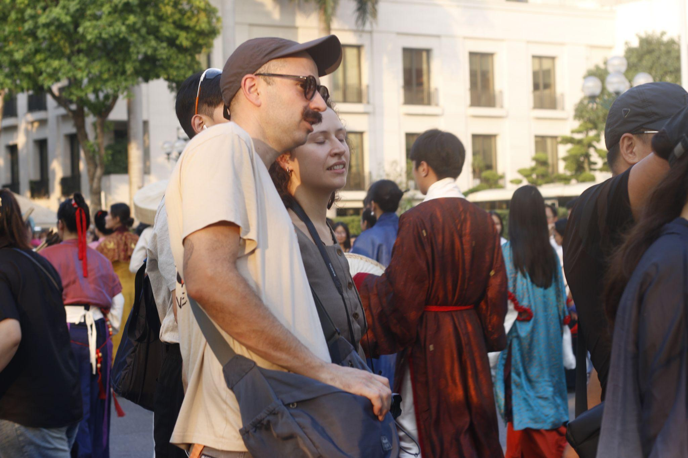 Du khách nước ngoài vô cùng hào hứng với lễ diễu hành Việt phục (Ảnh: Hà Anh)